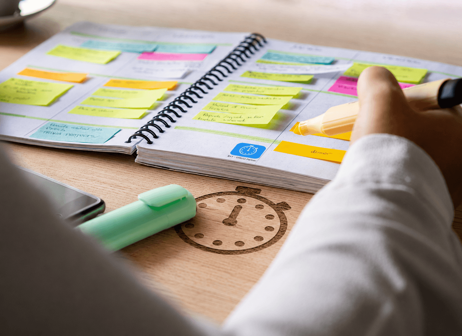 Integrierte Schichtplanung von Boost-Your-Time mit Kalenderplanung und BYT-Logo
